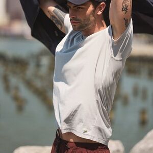 Vuori // Strato Tech Tee in Platinum Heather